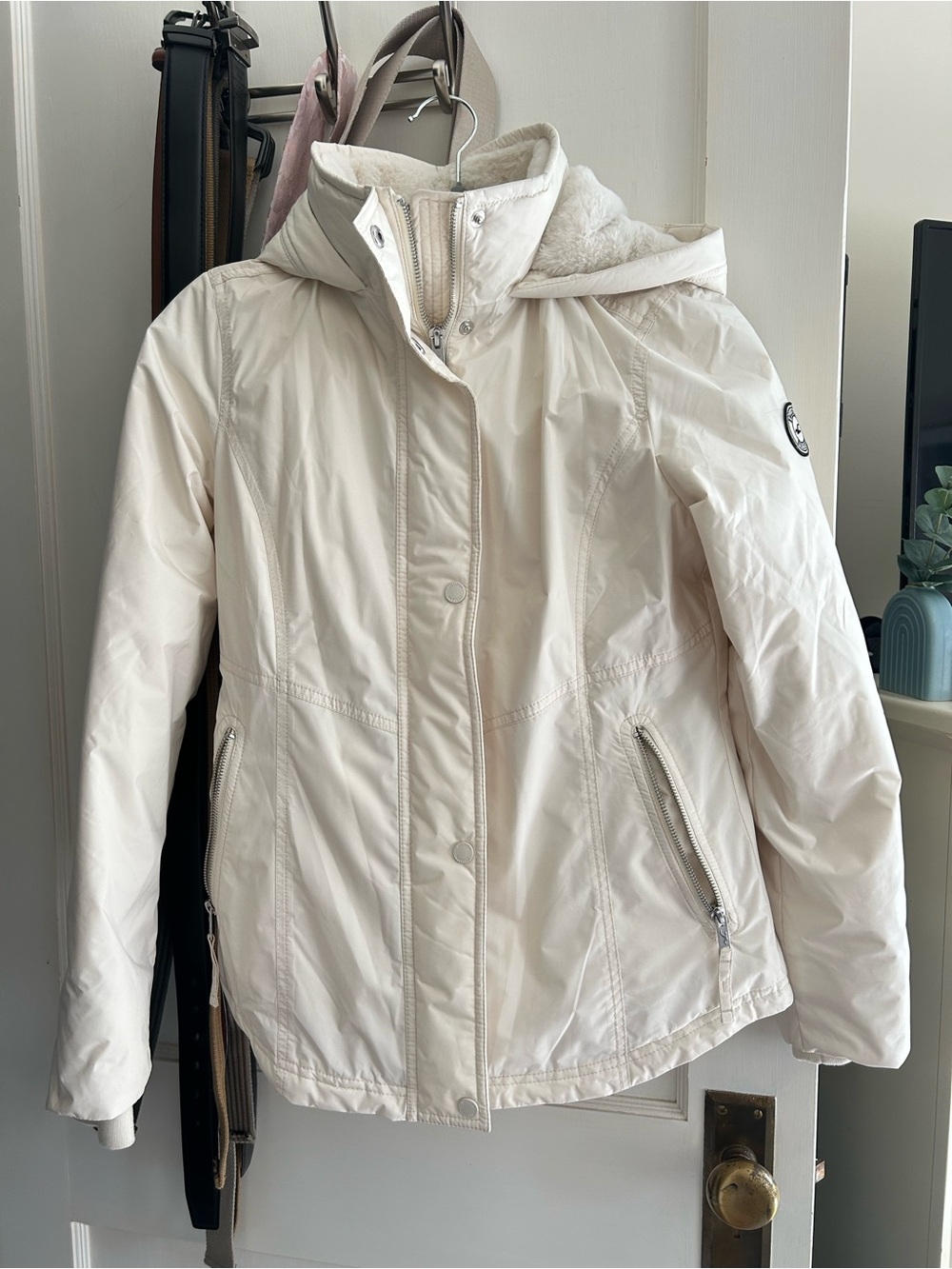 Hollister Women’s Cream Hooded Puffer Jacket